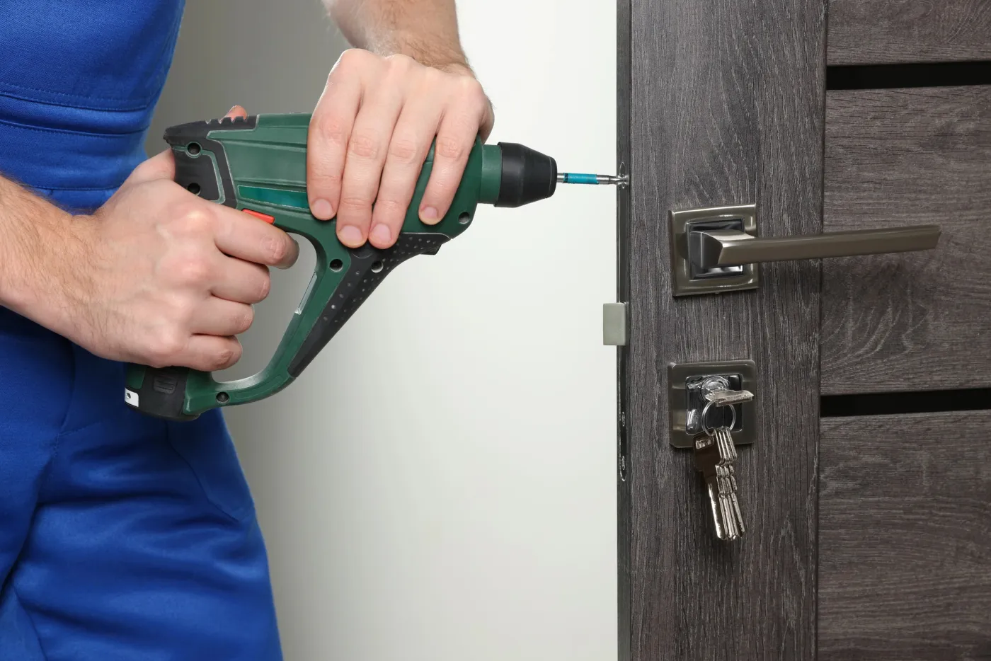 Serrurier serrant une serrure de sûreté sur une porte d'un logement de Limay